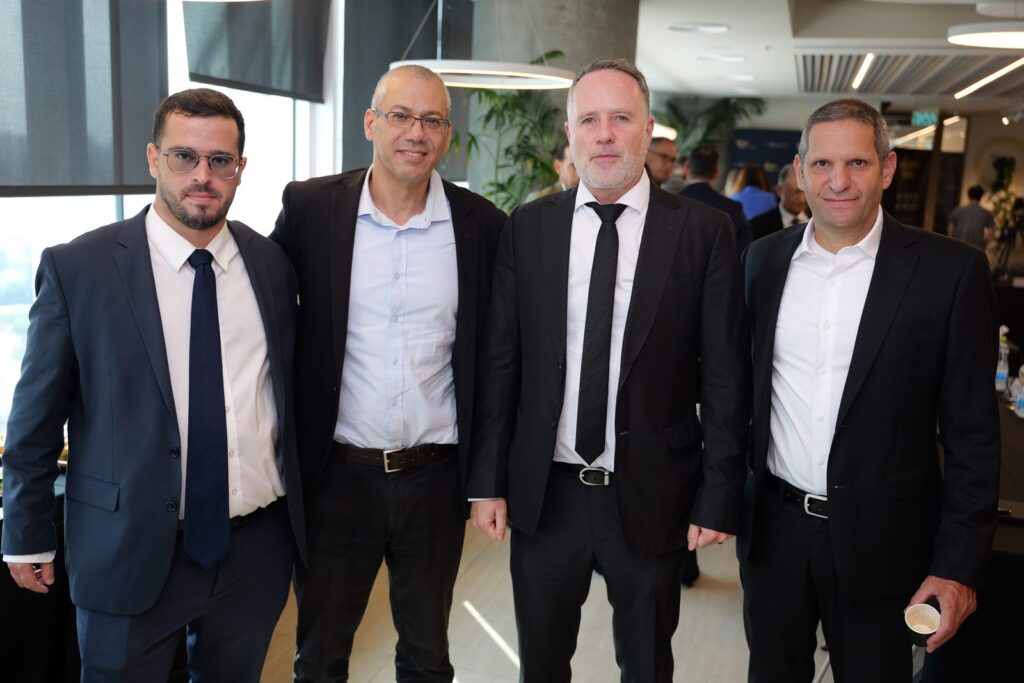 עו״ד שרון נהרי עם משתתפי פורום Duns 100 2026