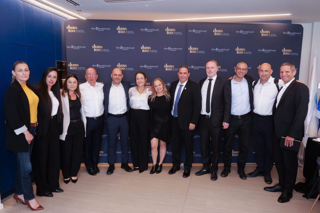 משתתפי פורום Duns 100 2026 מול קיר הדירוג